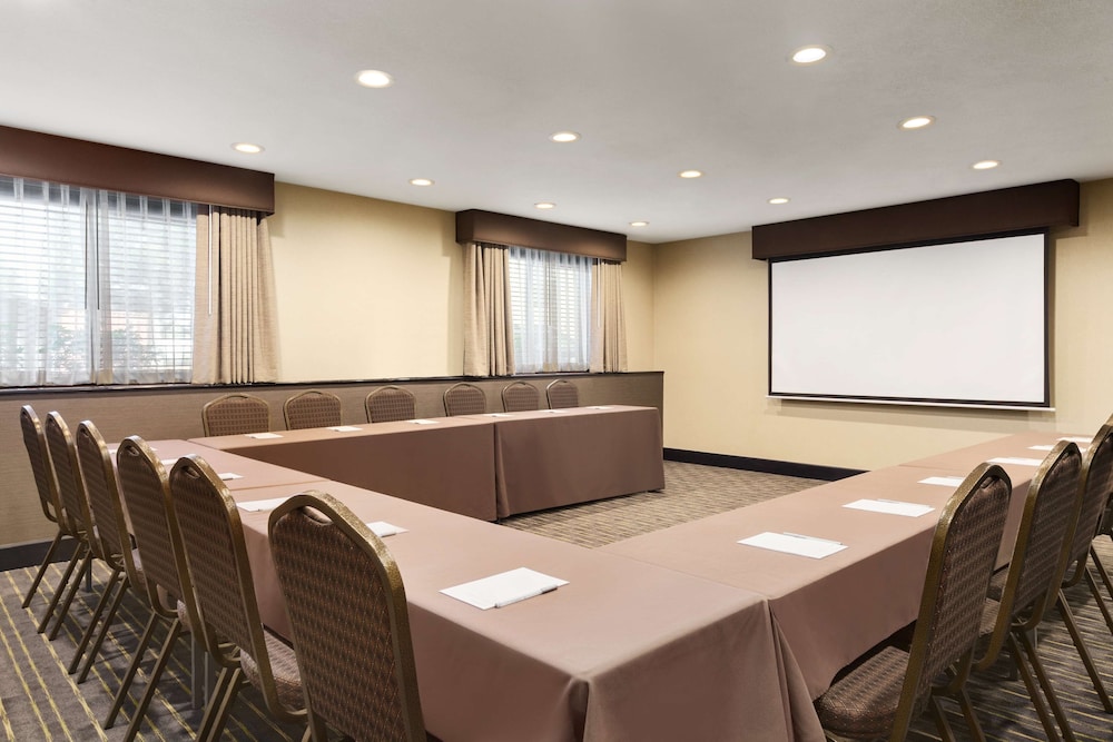 Hampton Inn Clackamas - photo 34