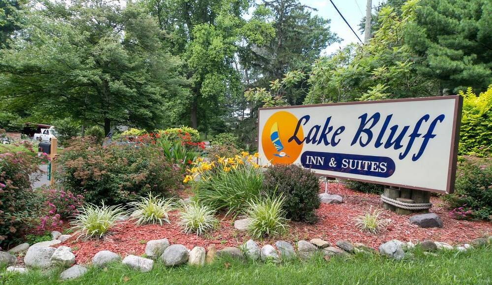 Lake Bluff Inn and Suites - photo 39