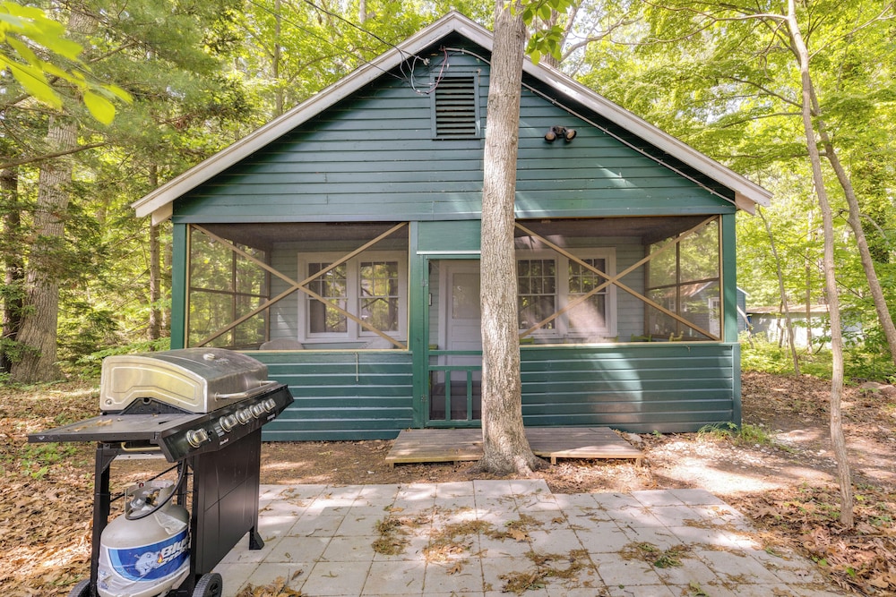 Southold Cottage W Patio And Grill Walk To Beach 19320436 — Southold