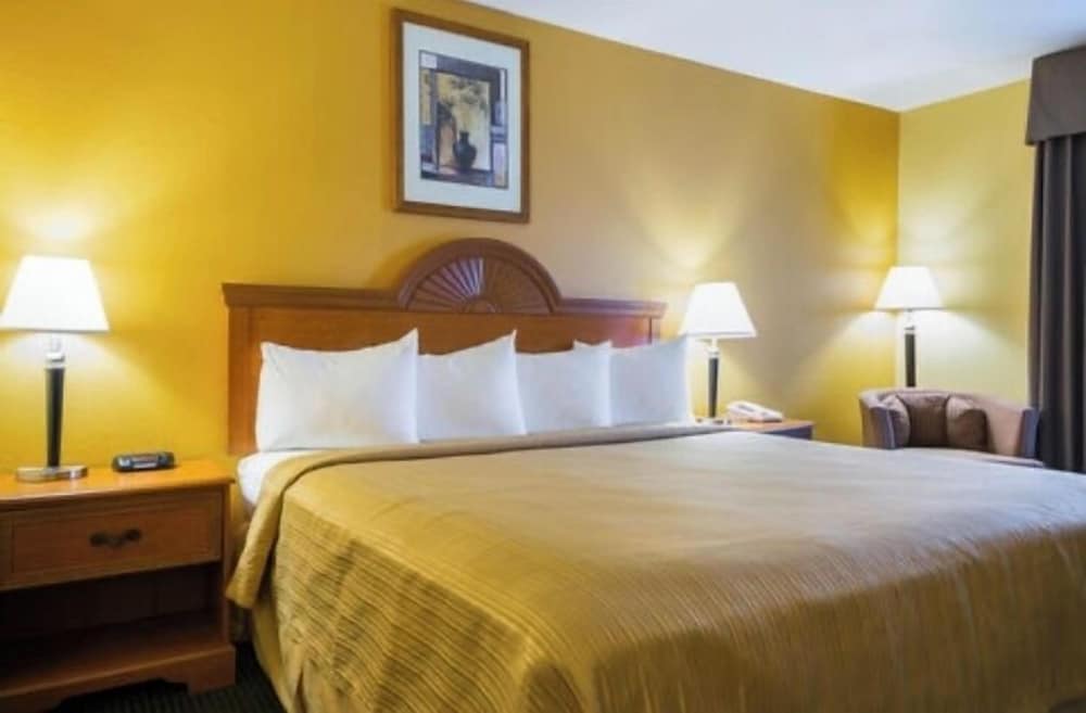 Franklin Inn & Suites - photo 8