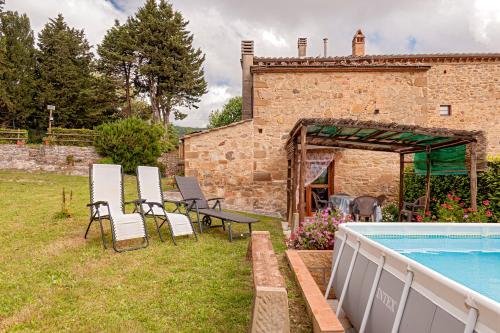Casale Panoramico Villa Vinombrosa — 4-Star Luxury Hotel in Chianni, Italy