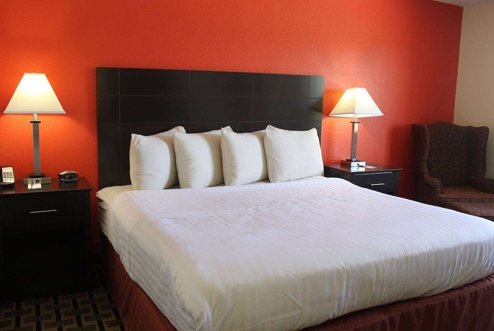 AmericInn by Wyndham West Burlington - photo 24