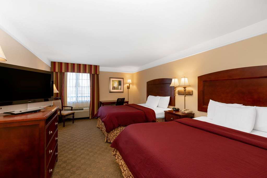 La Quinta Inn & Suites by Wyndham Dodge City - photo 9