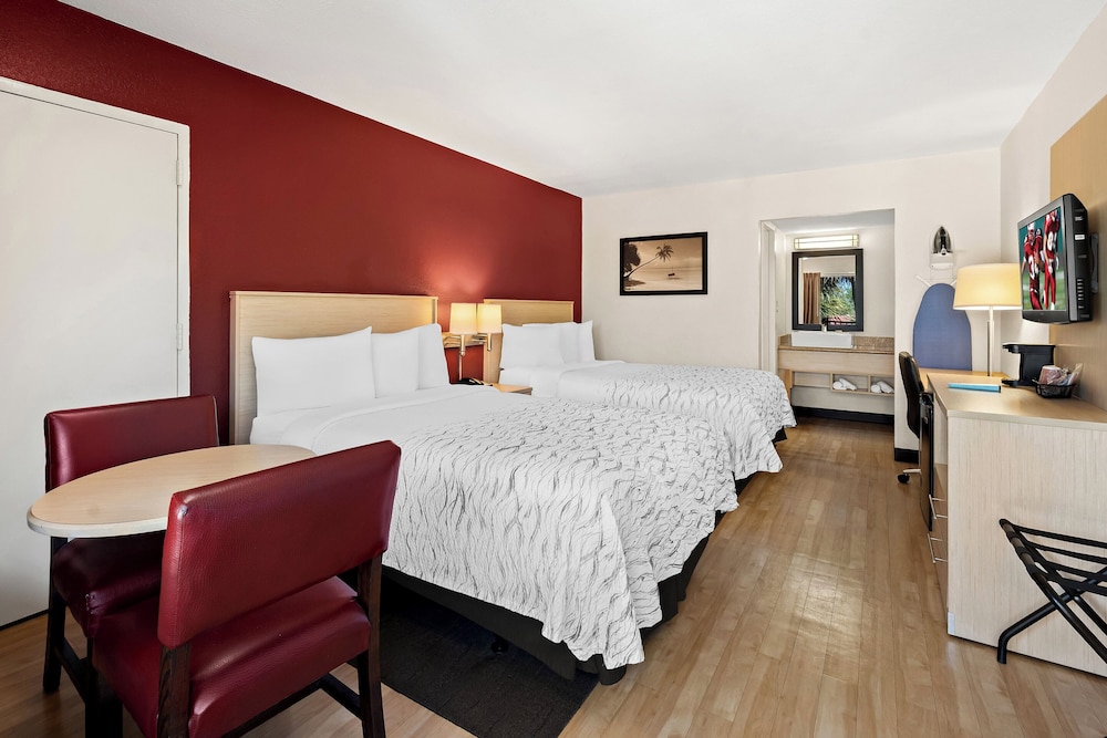 Red Roof Inn PLUS & Suites Naples Downtown 5th Ave S - photo 13