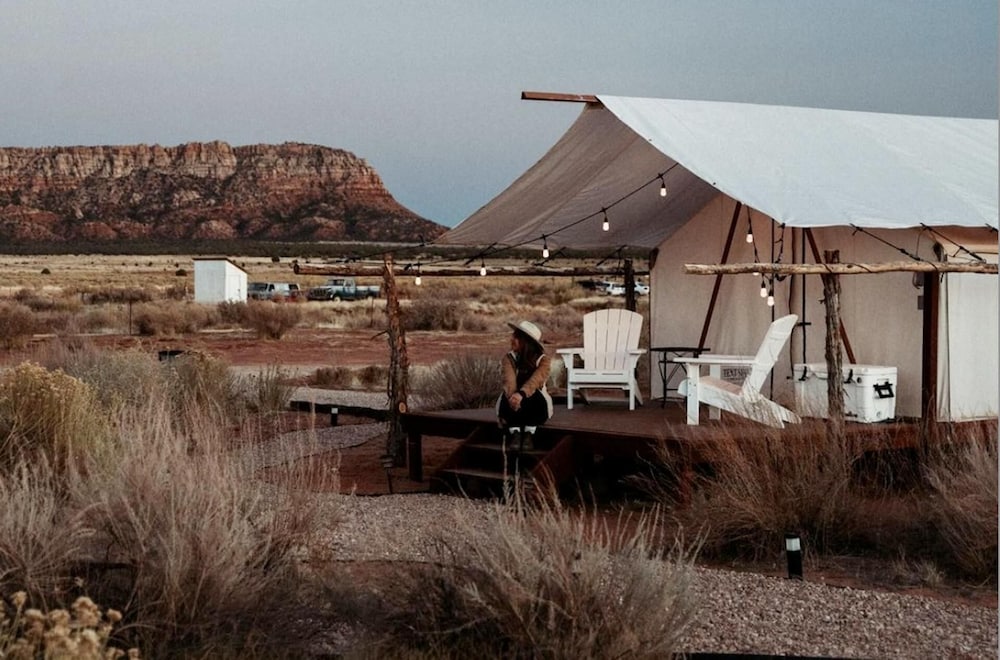 Glamp Tent b w Zion & Bryce Outdoor Shower & Wifi — 4-Star Luxury Hotel in Fredonia, United States