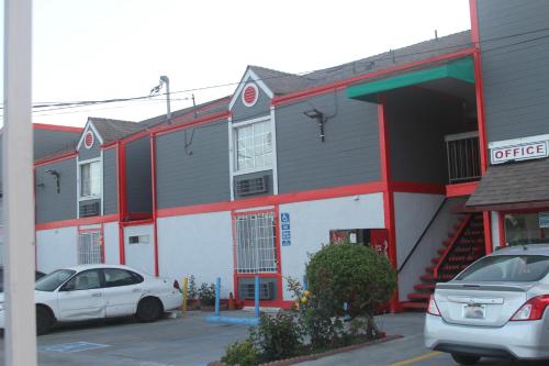 The Broadway Inn - photo 12