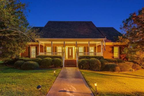 Atlanta 5br Luxe Pool Retreat Sleeps 12 — hotel in Conyers