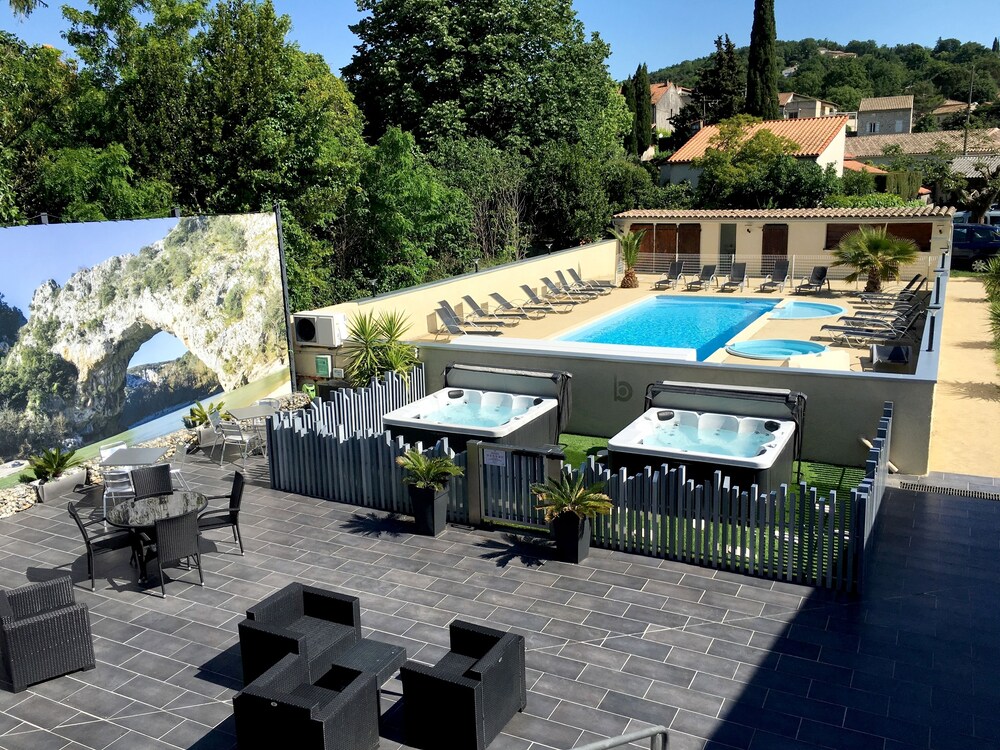 Logis Hotel Bellevue - carbon neutral hotel in Orange