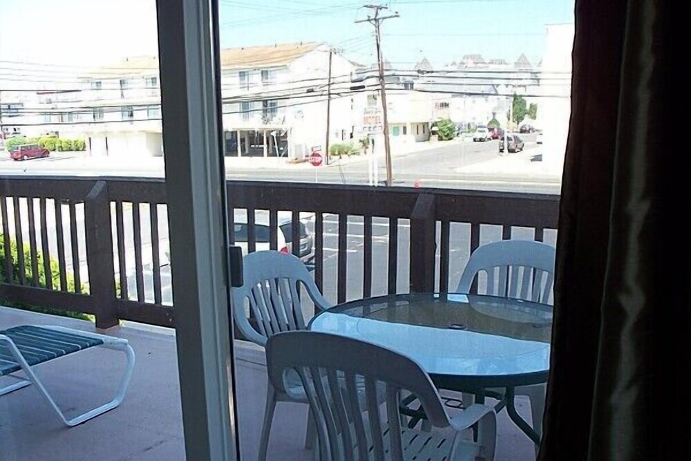 Aquarius Arms Motel - photo 22