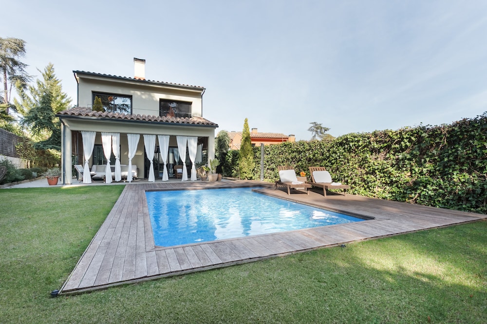 Villa Argentonalux — 4-Star Luxury Hotel in Argentona, Spain