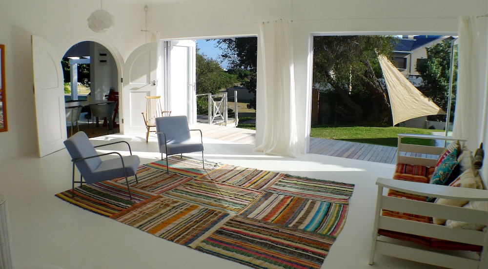 Pashasha Beach House and Hot Tub — 4-Star Luxury Hotel in Hermanus, South Africa