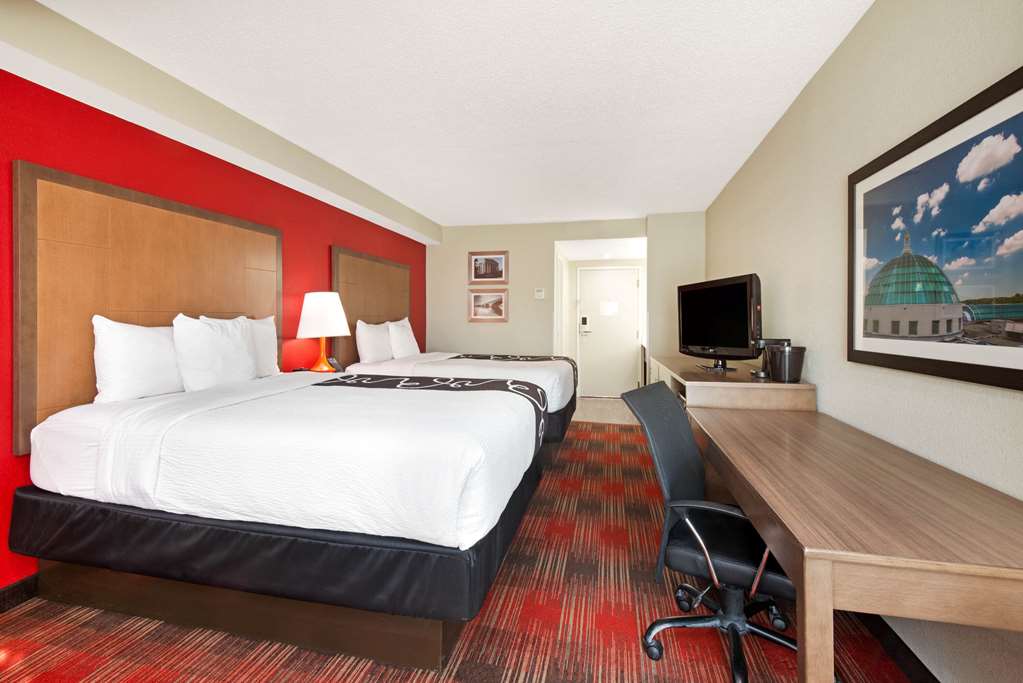 La Quinta Inn & Suites by Wyndham DC Metro Capital Beltway - photo 46