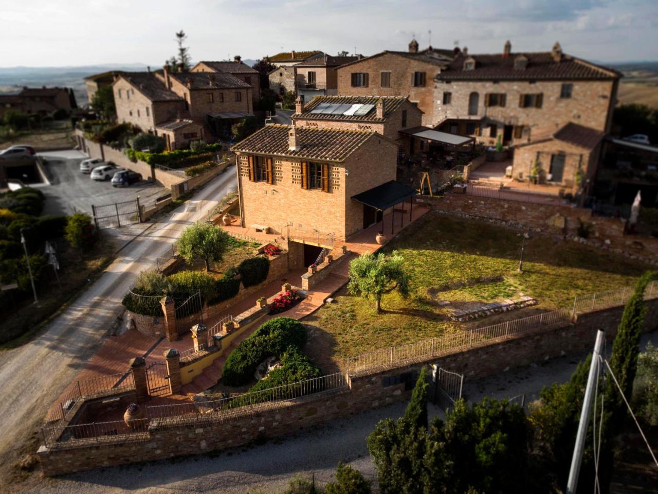 Villa Ginevra Villa Indipendente Crete Senesi Tuscany — 4-Star Luxury Hotel in Asciano, Italy