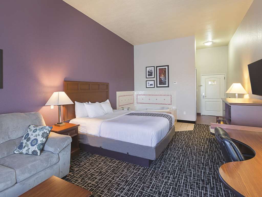 La Quinta Inn & Suites by Wyndham Bowling Green - photo 44