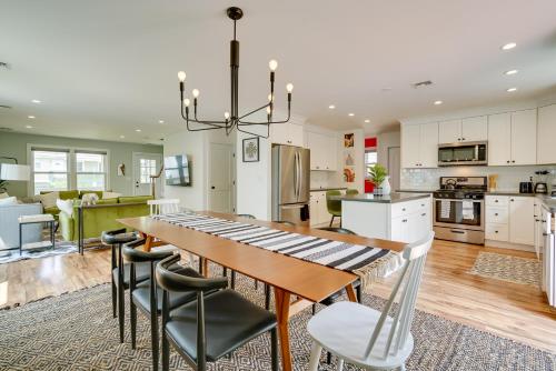 Gorgeous Keansburg Home with Pool Walk to Beach — 4-Star Luxury Hotel in Keansburg, United States