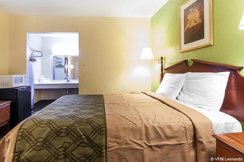 Econo Lodge Cleveland - photo 19