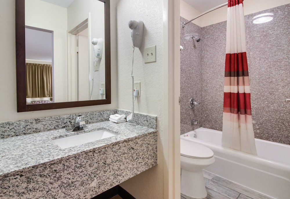 Red Roof Inn & Suites Commerce Athens - photo 20