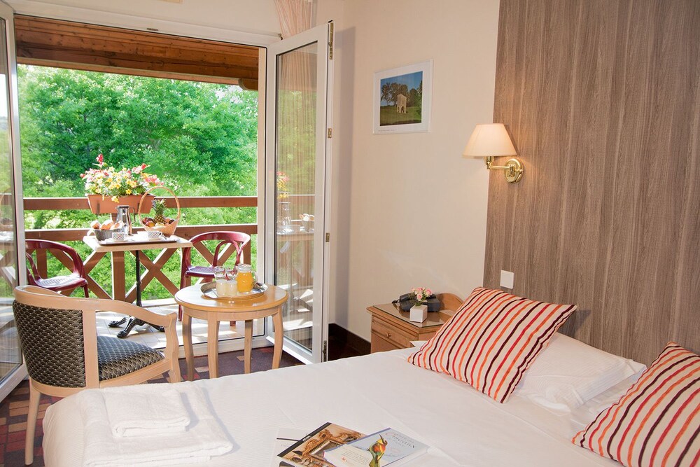 Les Trois Soleils De Montal — hotel in Saint-Cere