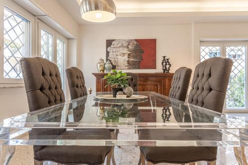 Ginevra Prestigious Apartment with Balcony close the Vatican — 4-Star Luxury Hotel in Rome, Italy
