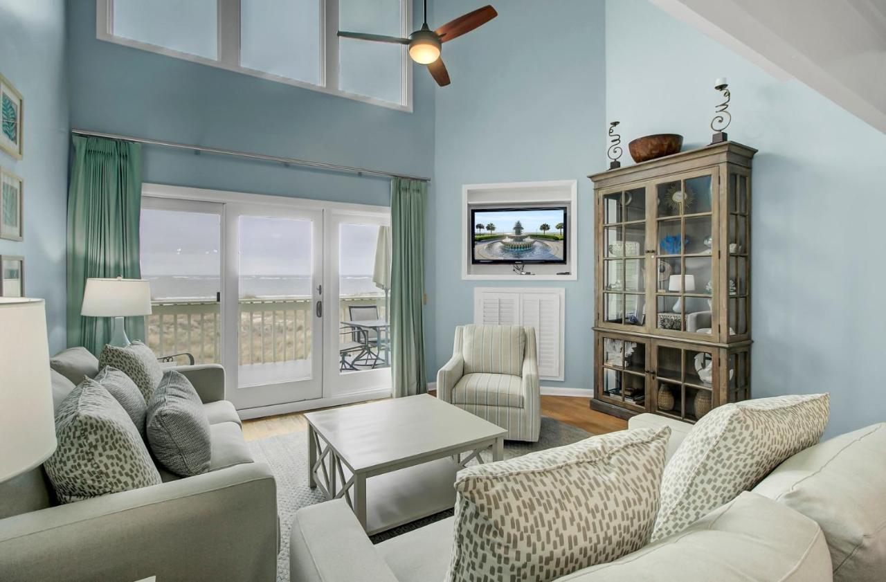 11e Mariners Walk by Avantstay Ocean Views Beachfront Living Shared Pool in Isle Of Palms, United States
