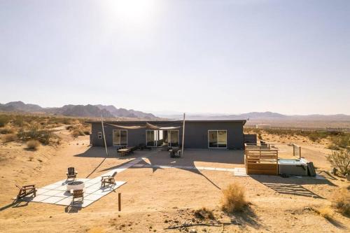 Luxury Joshua Tree Home With Hot Tub & views — 4-Star Luxury Hotel in Joshua Tree, United States