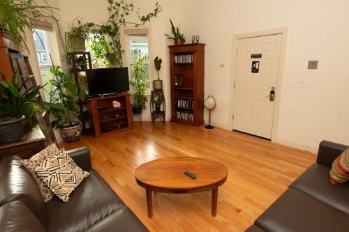 2 bedroom Boston condo in Jamaica Plain with parking — 4-Star Luxury Hotel in Boston, United States