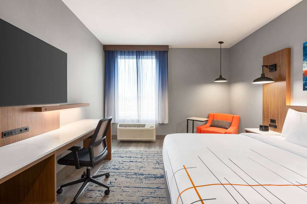 La Quinta Inn & Suites by Wyndham Mount Laurel Moorestown - photo 24