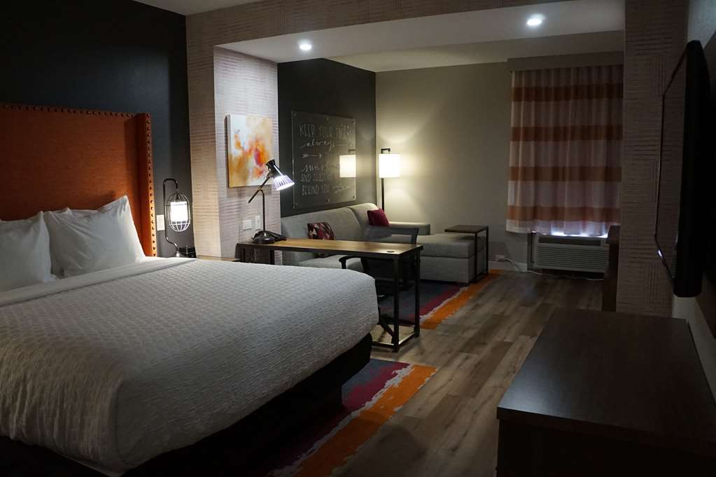 La Quinta Inn & Suites by Wyndham Lewisville - photo 18