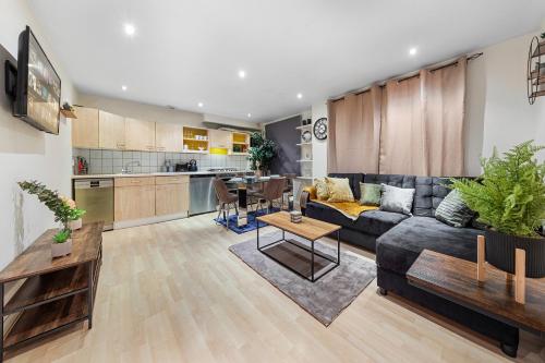 2 Bed Flat Sleeps 6 Pets Parking Wifi — 4-Star Luxury Hotel in London, United Kingdom