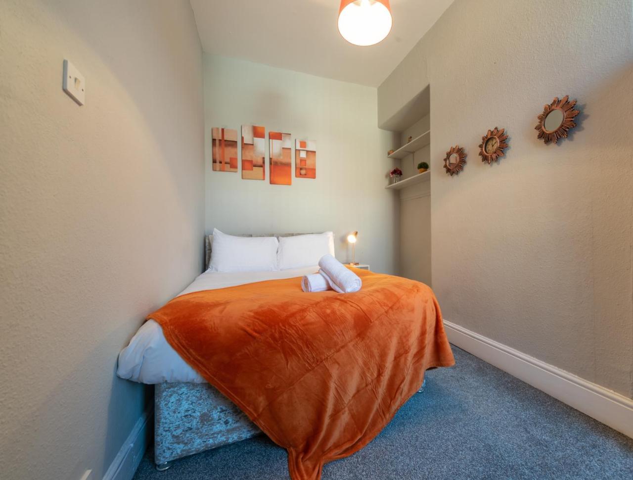 3 bedroom Shalom Sleeps 5 Ideally Located in Hull 2 Mins walk to Vibrant Newland Ave — 4-Star Luxury Hotel in Kingston Upon Hull, United Kingdom