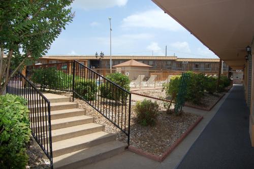 Executive Inn and Suites Springdale - photo 18