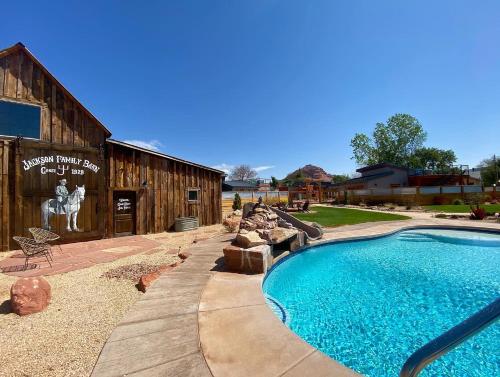 Timber & Tin C 2Bed 2Bath w Pool & Rooftop Deck in Kanab, United States