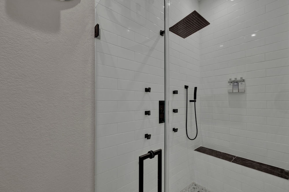 The Bentley Hotel James Bond Suite Pool View - photo 10