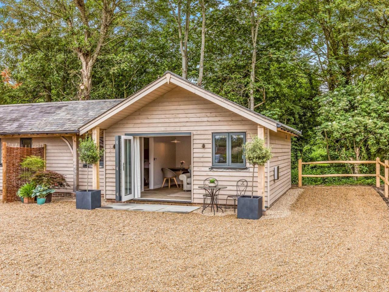 Delightful 1 Bed Lodge in South Downs Village Pass the Keys — 4-Star Luxury Hotel in Chichester, United Kingdom