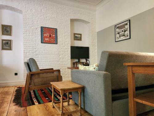 Amaghleba birds — 4-Star Luxury Hotel in Tbilisi, Georgia