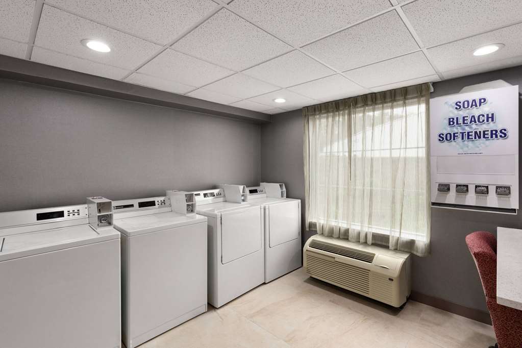 La Quinta Inn & Suites by Wyndham Knoxville Papermill - photo 22