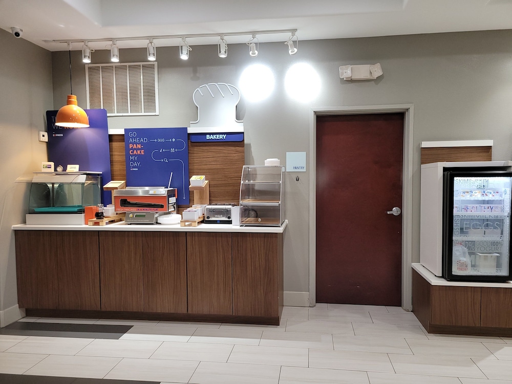 Holiday Inn Express Hotel & Suites Vidor South - photo 38