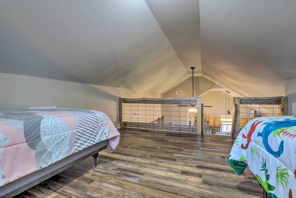 Creek View Getaway with Deck Yard and Fire Pit — hotel in Summerville