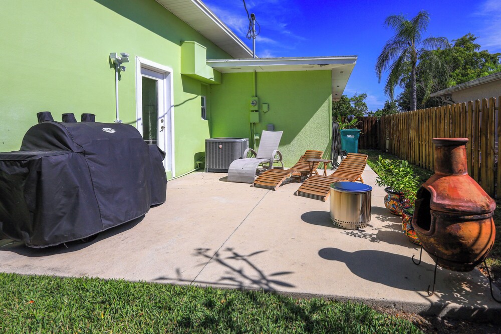 Tropical Naples Home Rental with Yard Near Beaches — 4-Star Luxury Hotel in Naples, United States