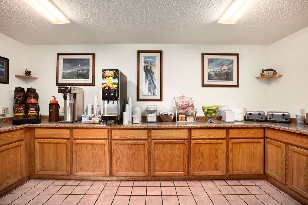 Super 8 by Wyndham Houghton - photo 8