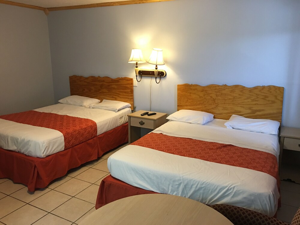Dixie Plaza Hotel - photo 17