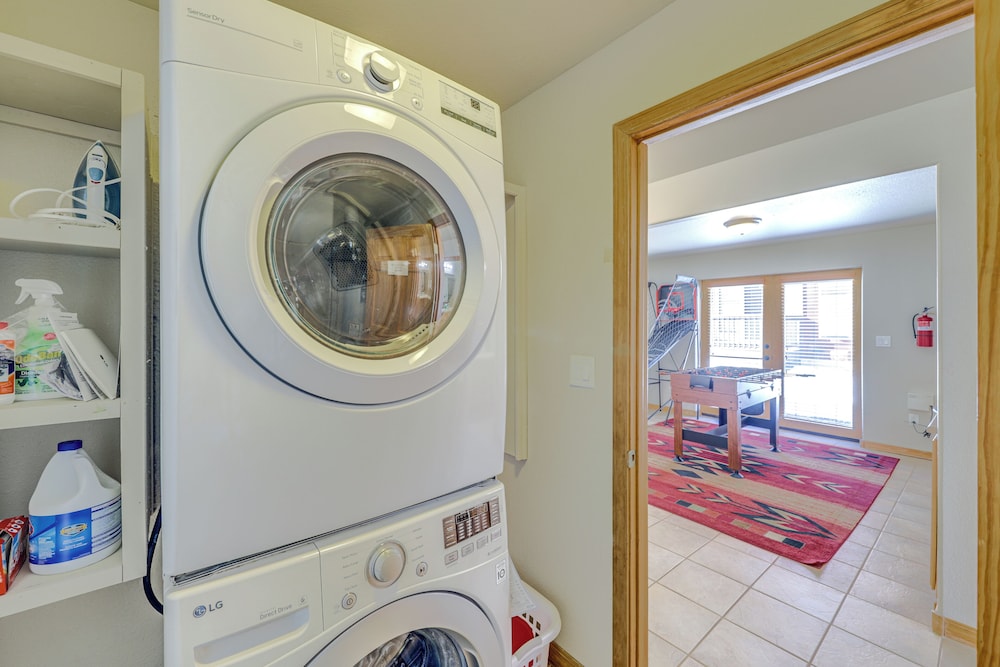 Angel Fire Townhome w Hot Tub: 2 Mi to Ski Resort - photo 12