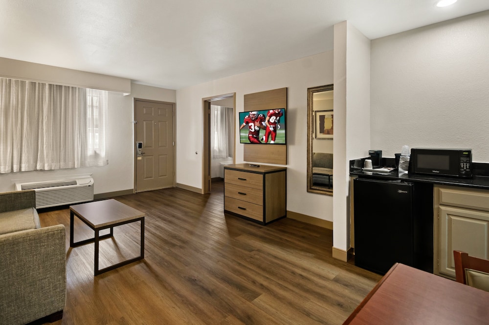Red Roof Inn & Suites Irving DFW Airport South - photo 23