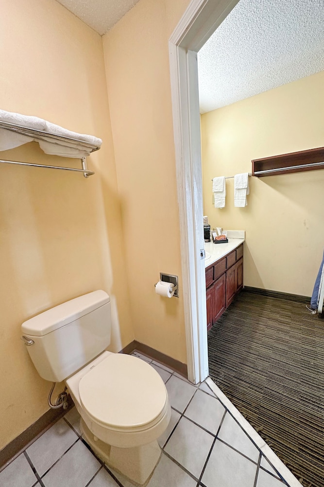 Bonita Lakes Inn by Capital O Meridian I20 - photo 62