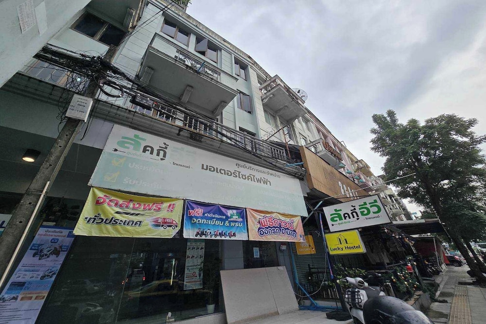 Sukhum Huai Khwang Guest House