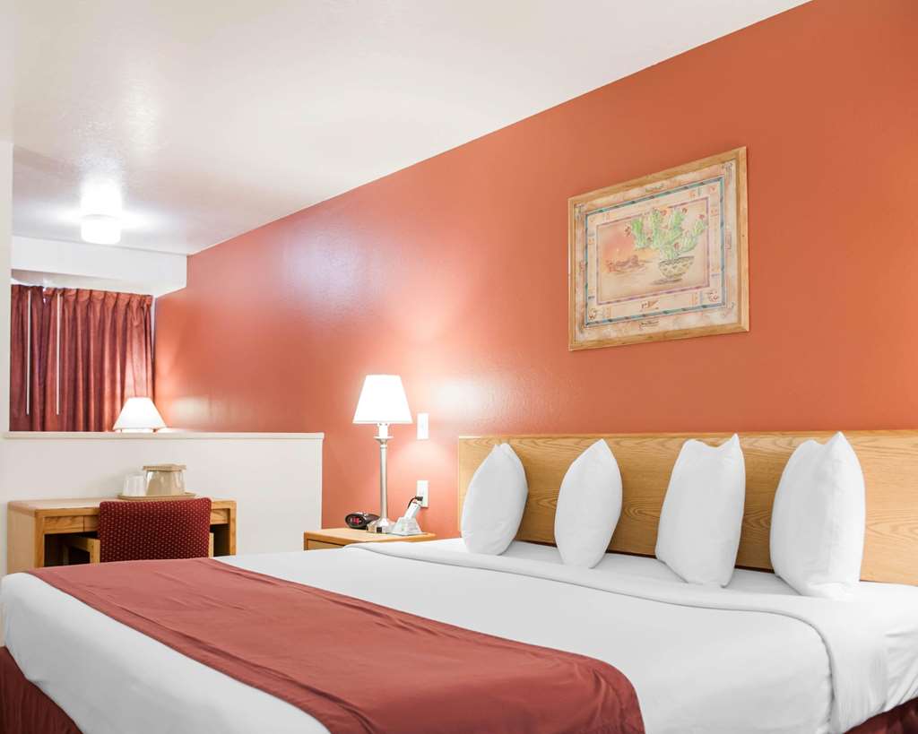 Econo Lodge Albuquerque Old Town - photo 18