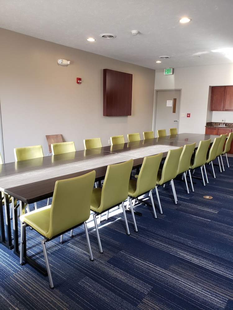 Holiday Inn Express & Suites Lincoln Airport by IHG - photo 34