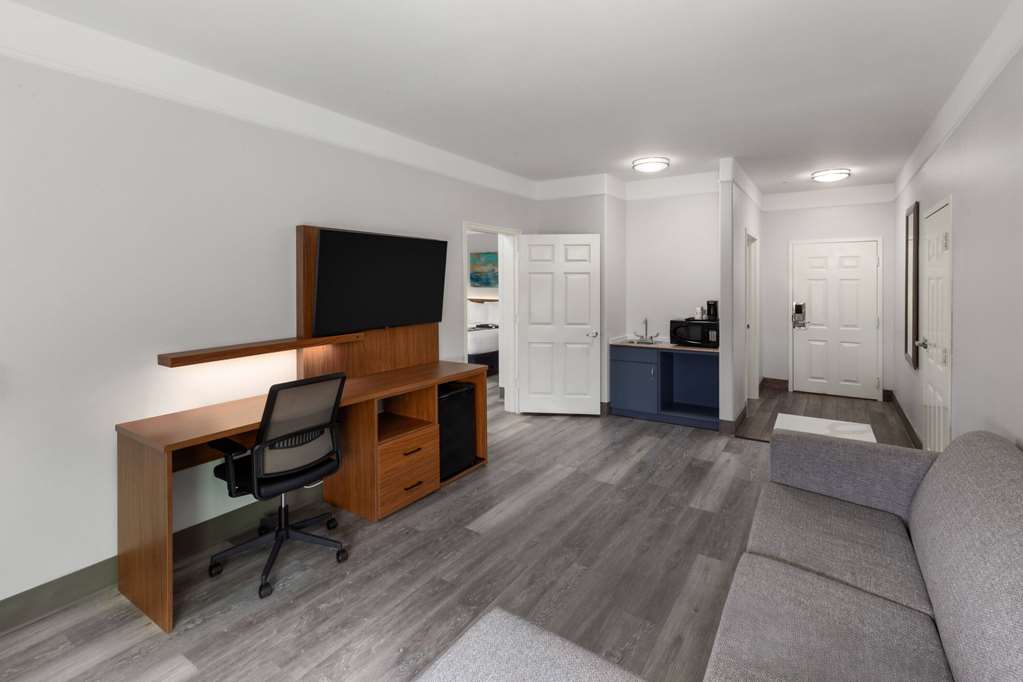 La Quinta Inn & Suites by Wyndham Angleton - photo 45