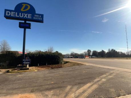 Deluxe Inn and Suites - photo 8