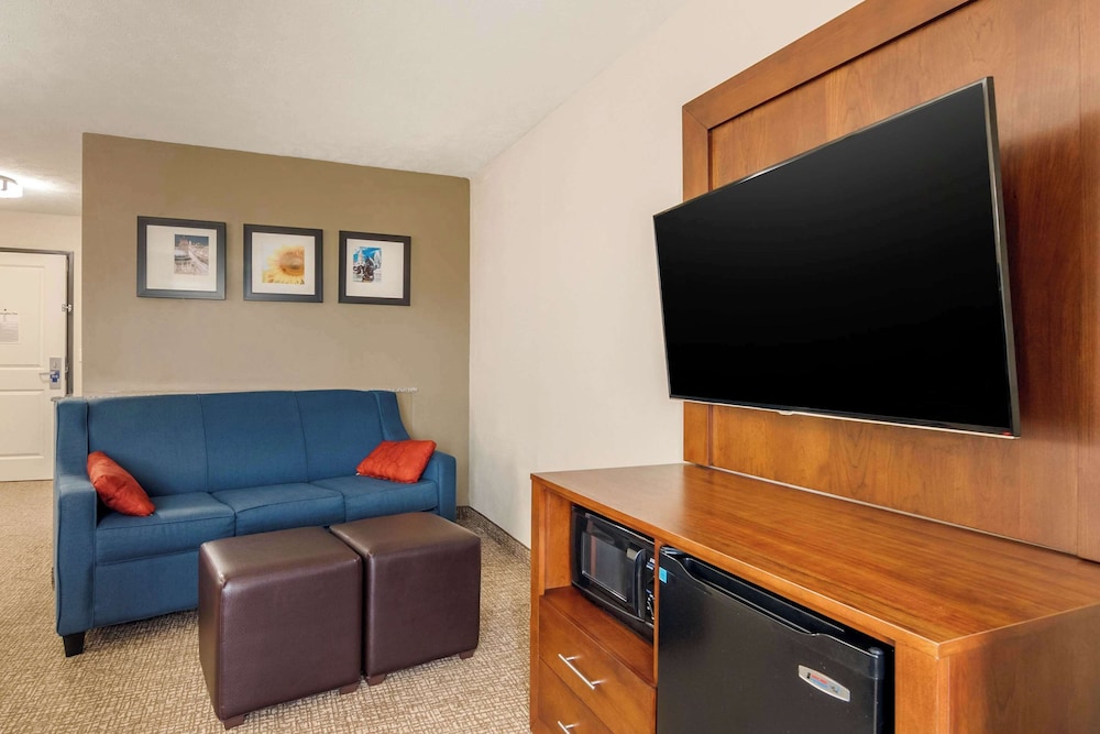 Comfort Suites Speedway Kansas City - photo 17